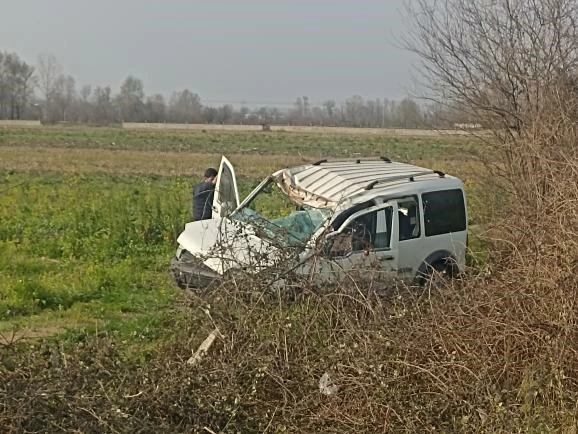 Akyazı'da hafif ticari araç araziye devrildi, sürücü yaralandı