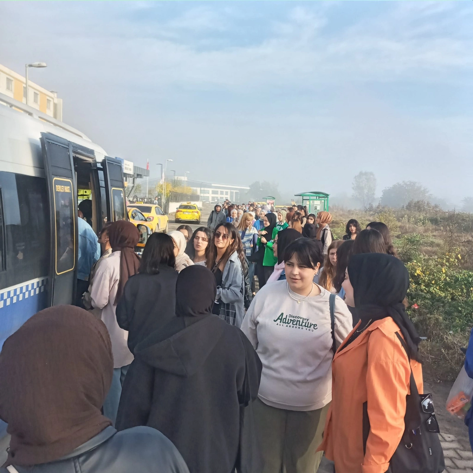 Akyazı'da Öğrenciler Ulaşım Sorunuyla İsyan Etti: Sahipsizlik Bitmeli!