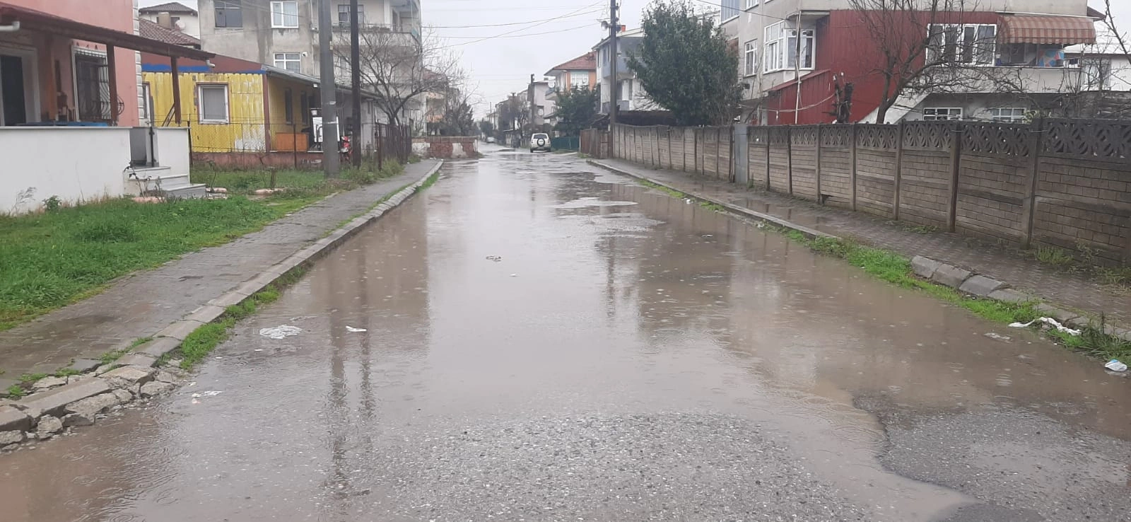 Akyazı'da Sokaklarda Su baskını!