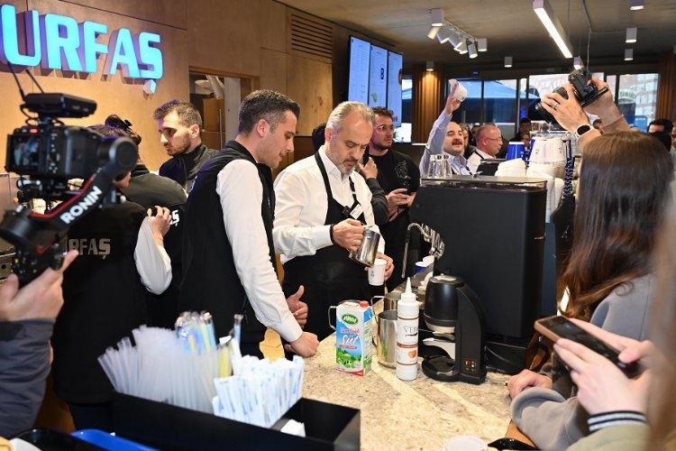 Bursa'da üçte bir fiyatına kahve... Kahveler Varank'tan, hesaplar Başkan'dan