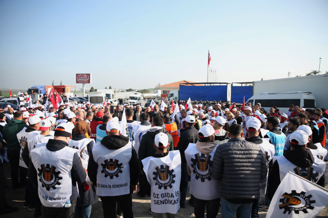 Lezita fabrikası'nda çalışan işçiler, toplu iş sözleşmesi nedeniyle grev başlattı