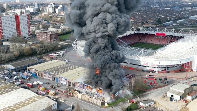 Stadın yanında yangın: Southampton - Preston maçı ertelendi