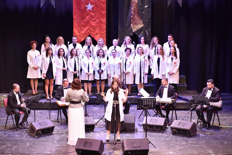 Bursa'da hekimlerden beyaz önlüklü konser