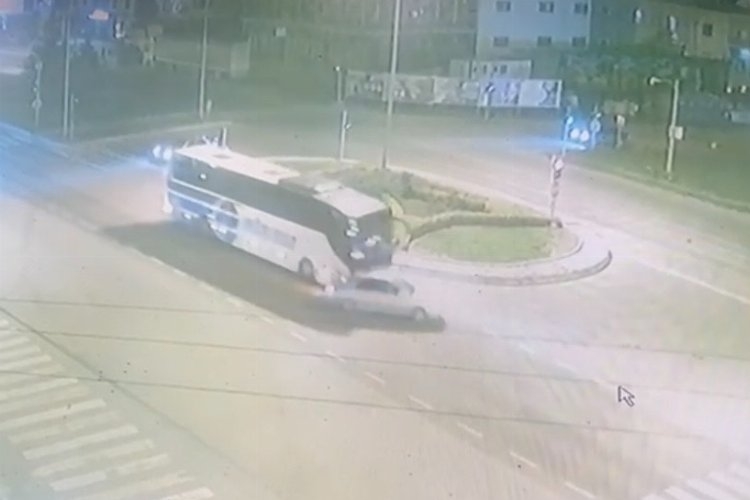 Düzce’de yolcu otobüsü ile otomobil çarpıştı!