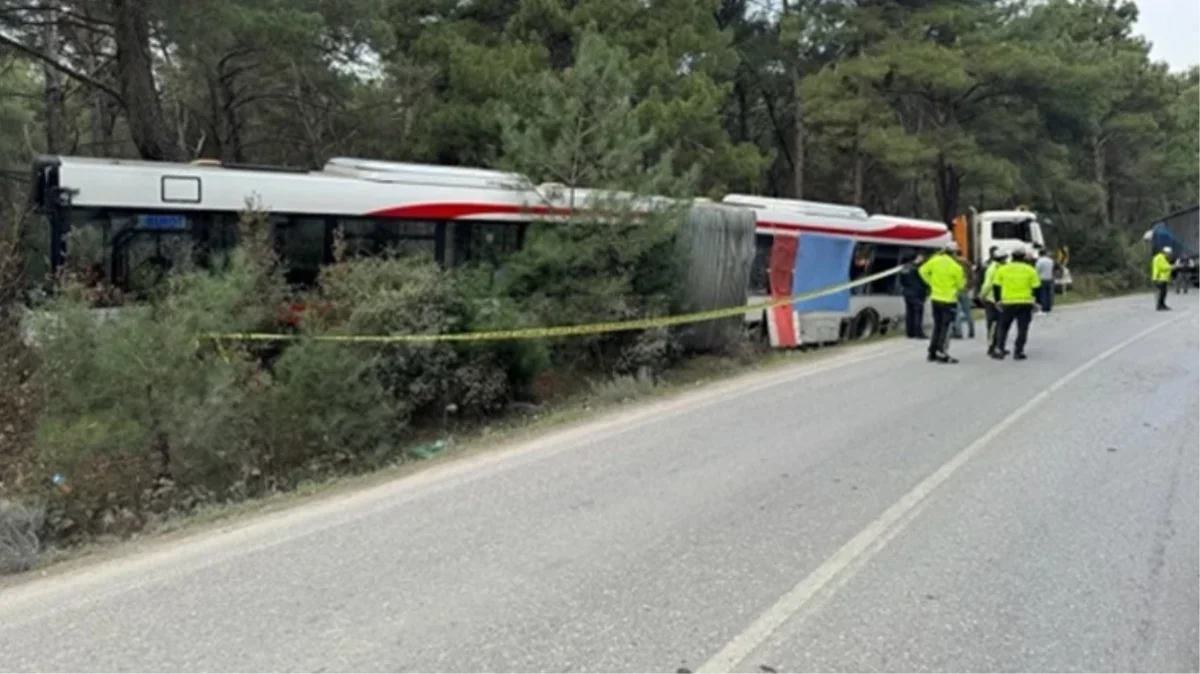 İzmir'de tırla halk otobüsü çarpıştı: 1 ölü, 4 yaralı