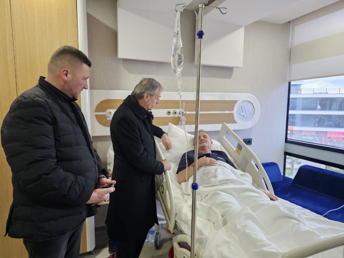 Alemdar Soğuk'u hastanede ziyaret etti