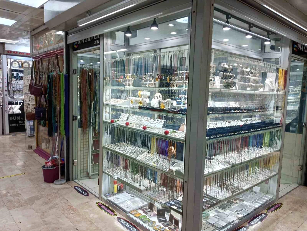 Ankara'da Takı Dükkanından Gümüş Zinciri Çalan Hırsızlar Güvenlik Kamerasına Yakalandı