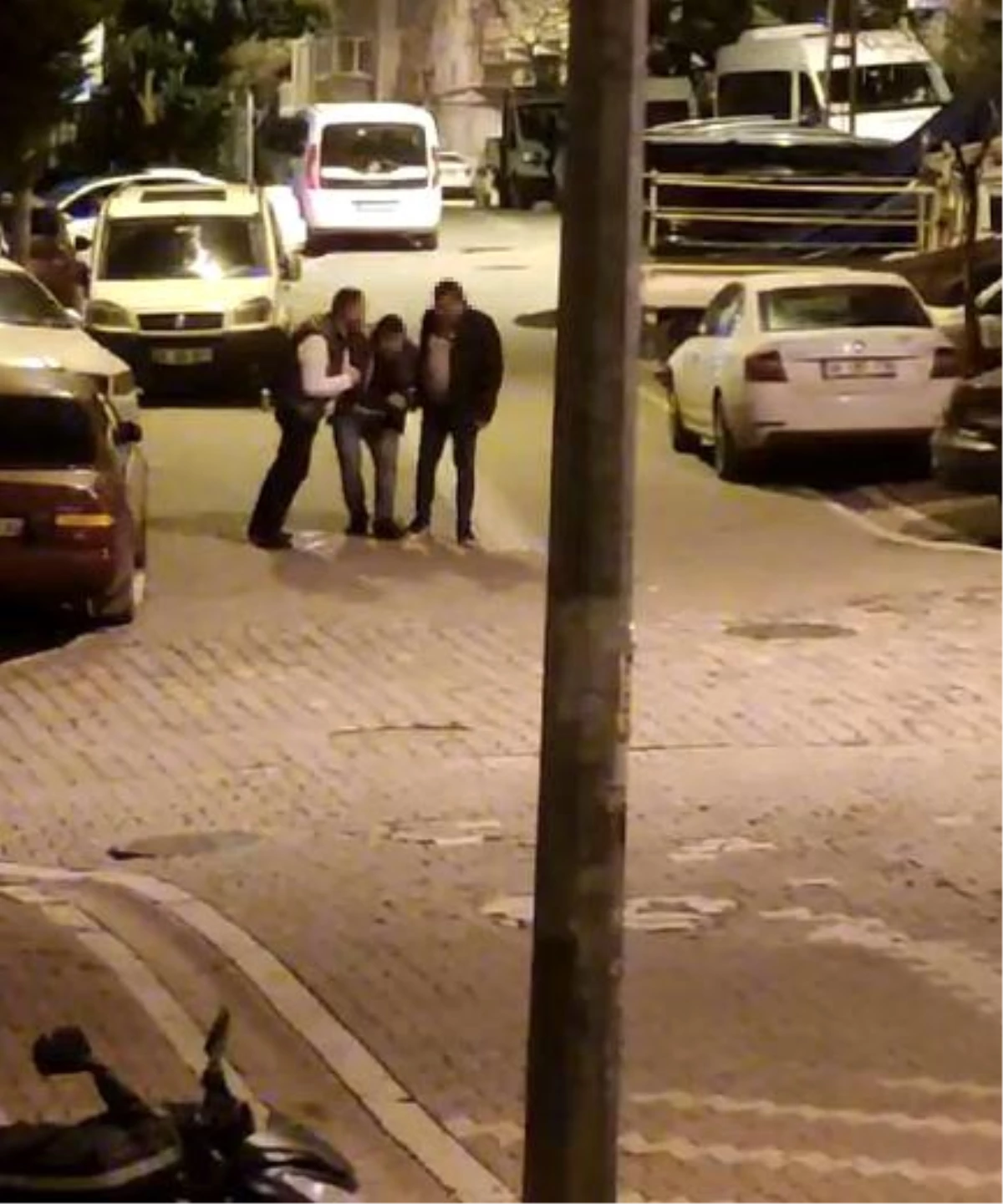 Esenyurt'ta alkollü olduğu iddia edilen 3 kişi sokak ortasında olay çıkardı