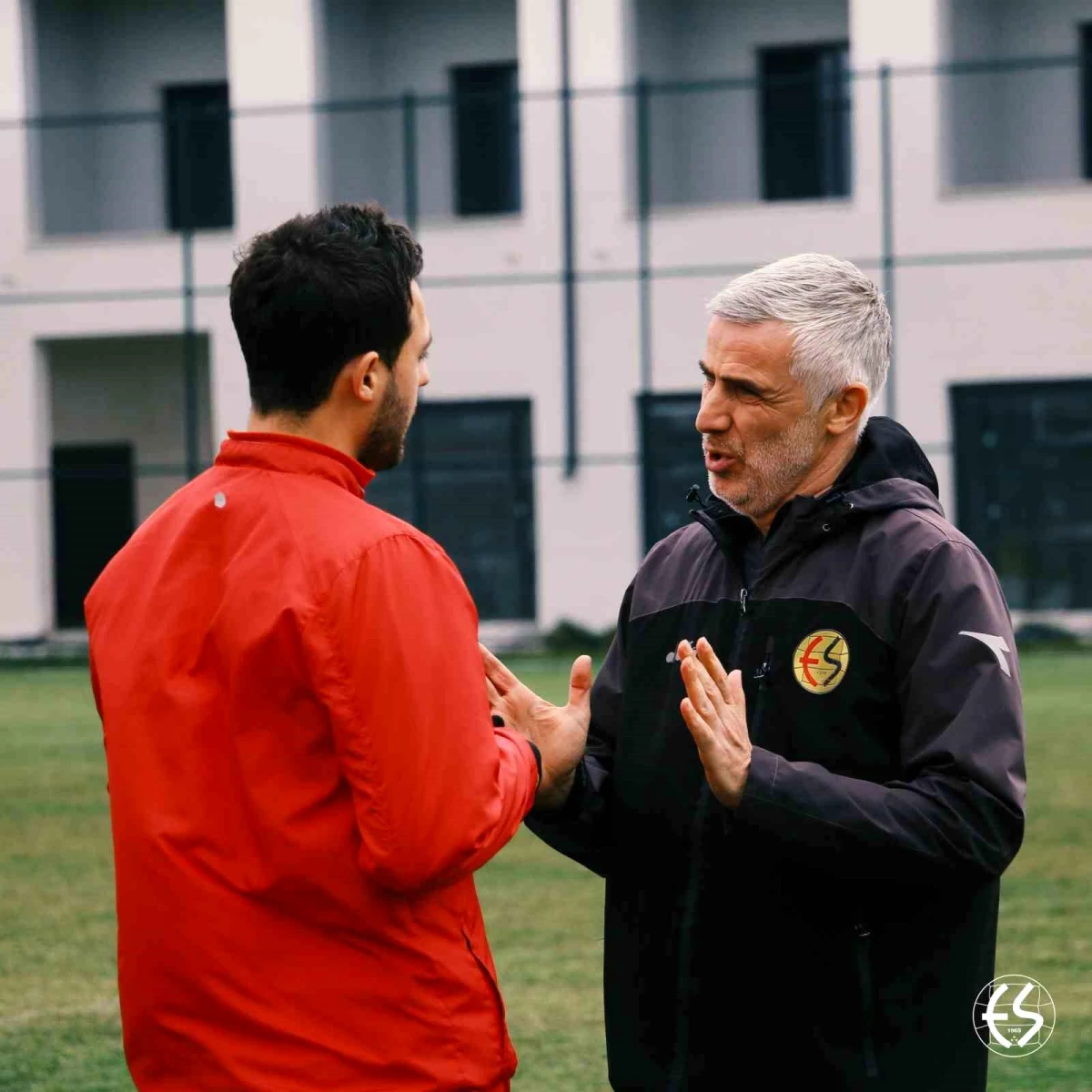 Eskişehirspor, yeni teknik direktörüyle antrenmana başladı