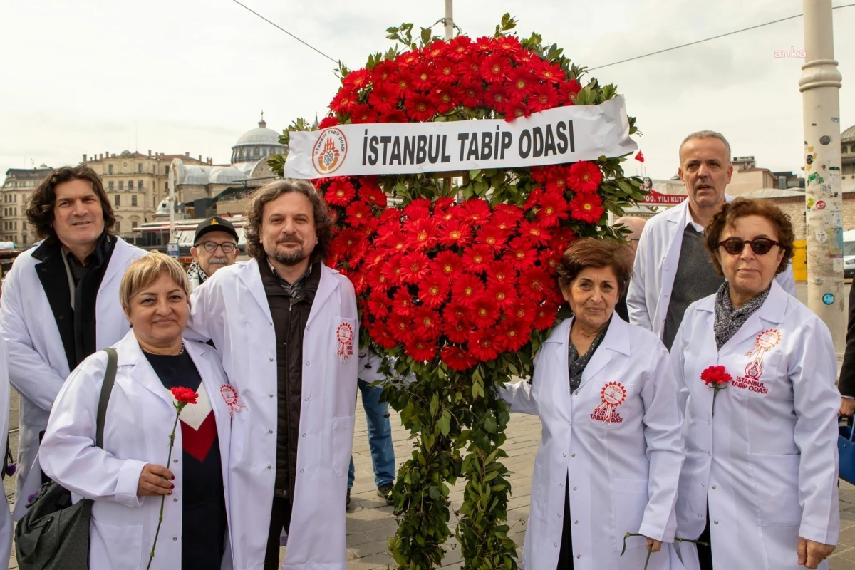 Sağlık çalışanları Tıp Bayramı'nda Taksim'de çelenk bıraktı