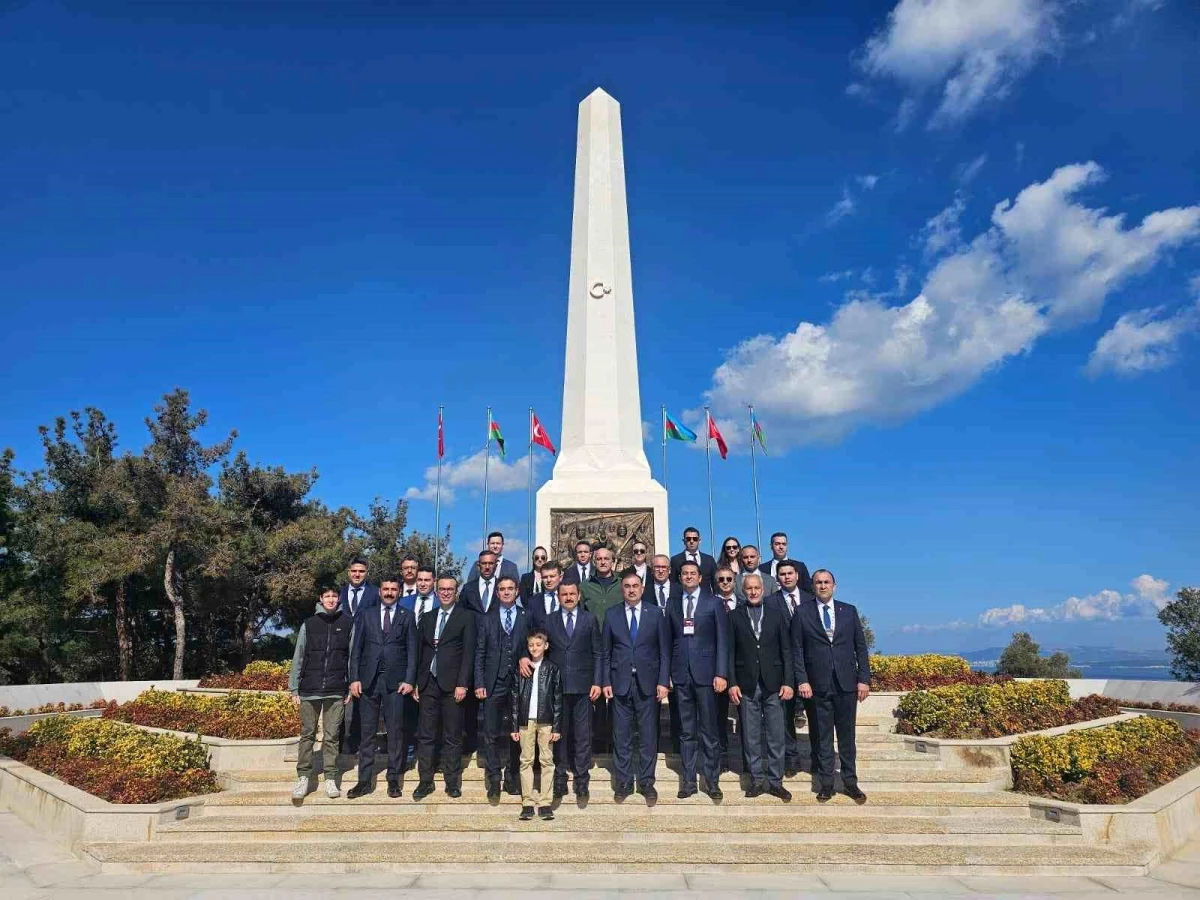 Azerbaycan Büyükelçisi Çanakkale Anıtı'na çiçek bıraktı