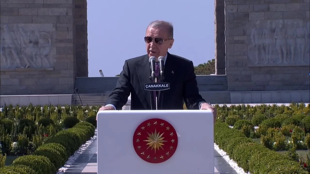 Cumhurbaşkanı Erdoğan, Çanakkale Deniz Zaferi'nin 109. yıldönümünde şehitliğe karanfil bıraktı