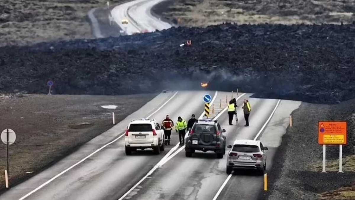 İzlanda'da yanardağ dördüncü kez patladı: Balıkçı kasabası sakinleri, barikatlarla kasabayı lavlardan korumaya çalışıyor