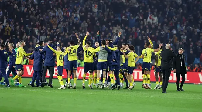 Trabzonspor - Fenerbahçe maçı sonrası büyük gerilim! Taraftar sahaya indi
