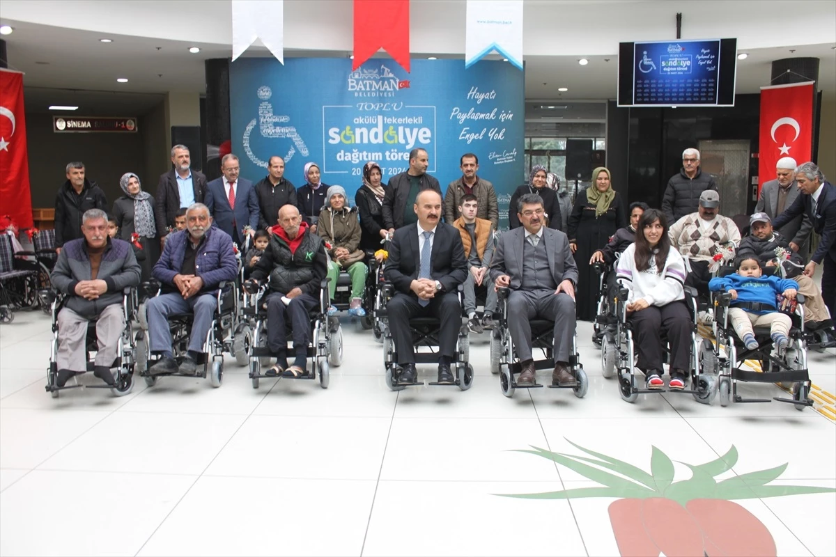 Batman Belediyesi Engelli Vatandaşlara Tekerlekli Sandalye Yardımı Yaptı