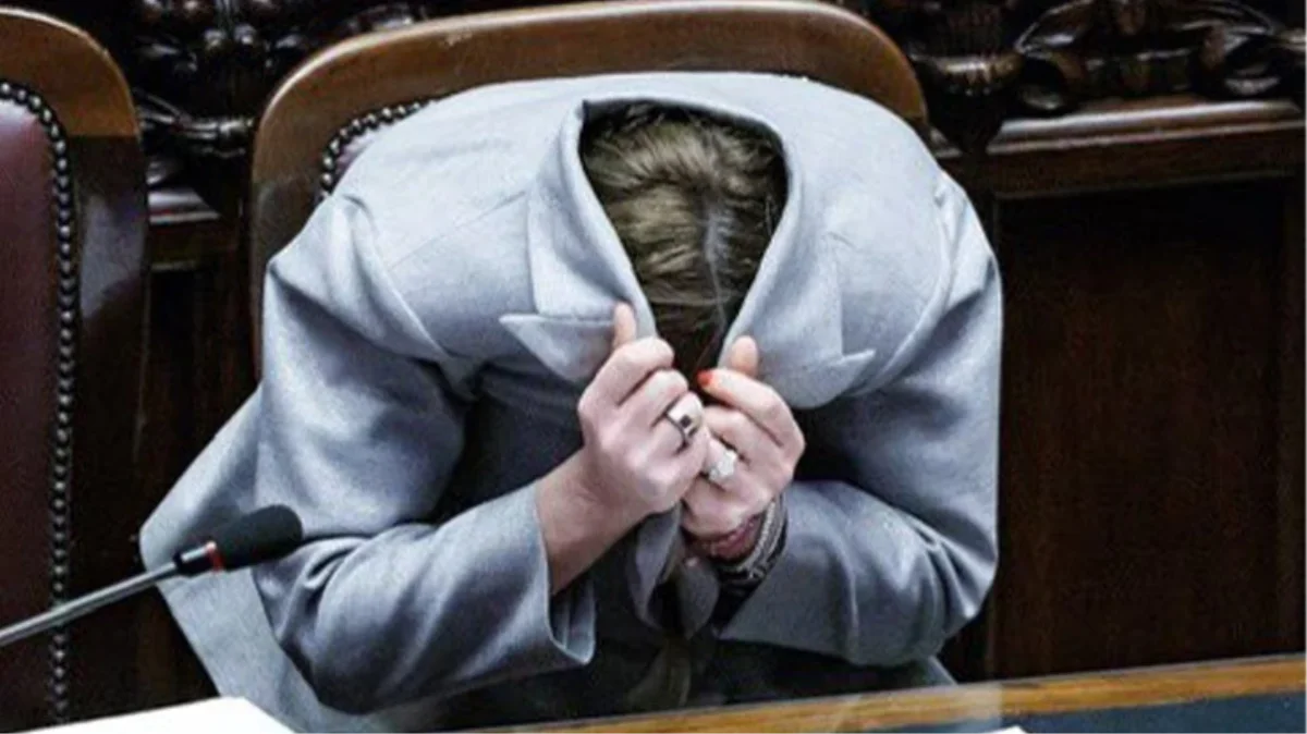 İtalya Başbakanı Meloni, parlamentoda gelen eleştiriler üzerine ceketiyle yüzünü kapattı