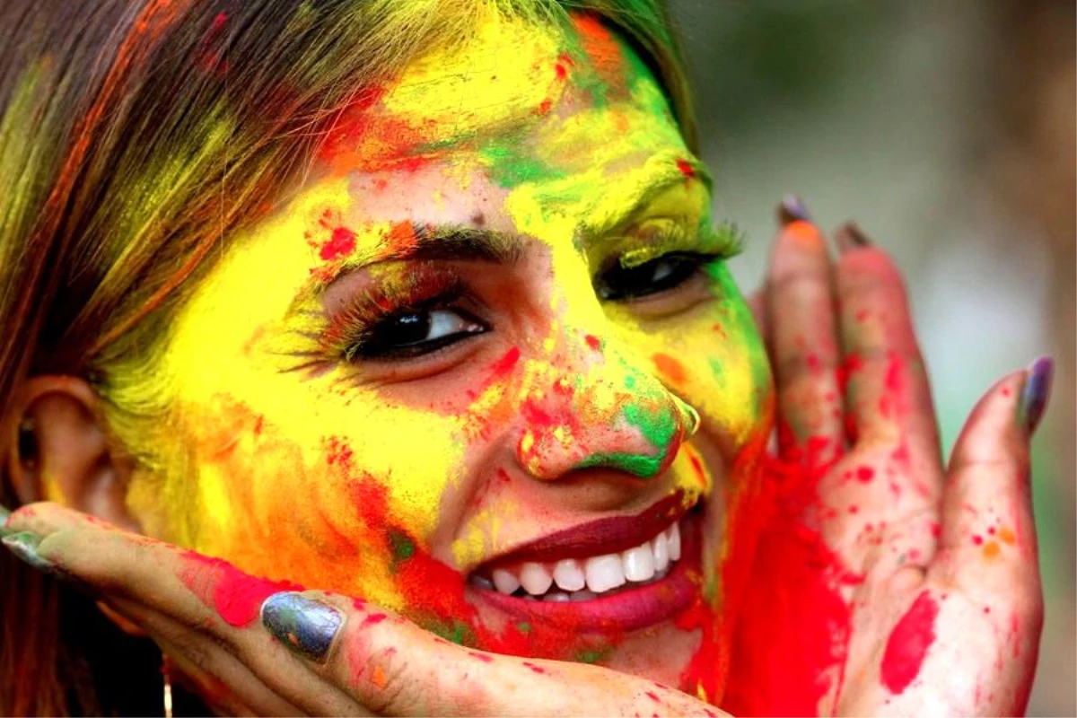 Hindistan'da renkli Holi Festivali başladı