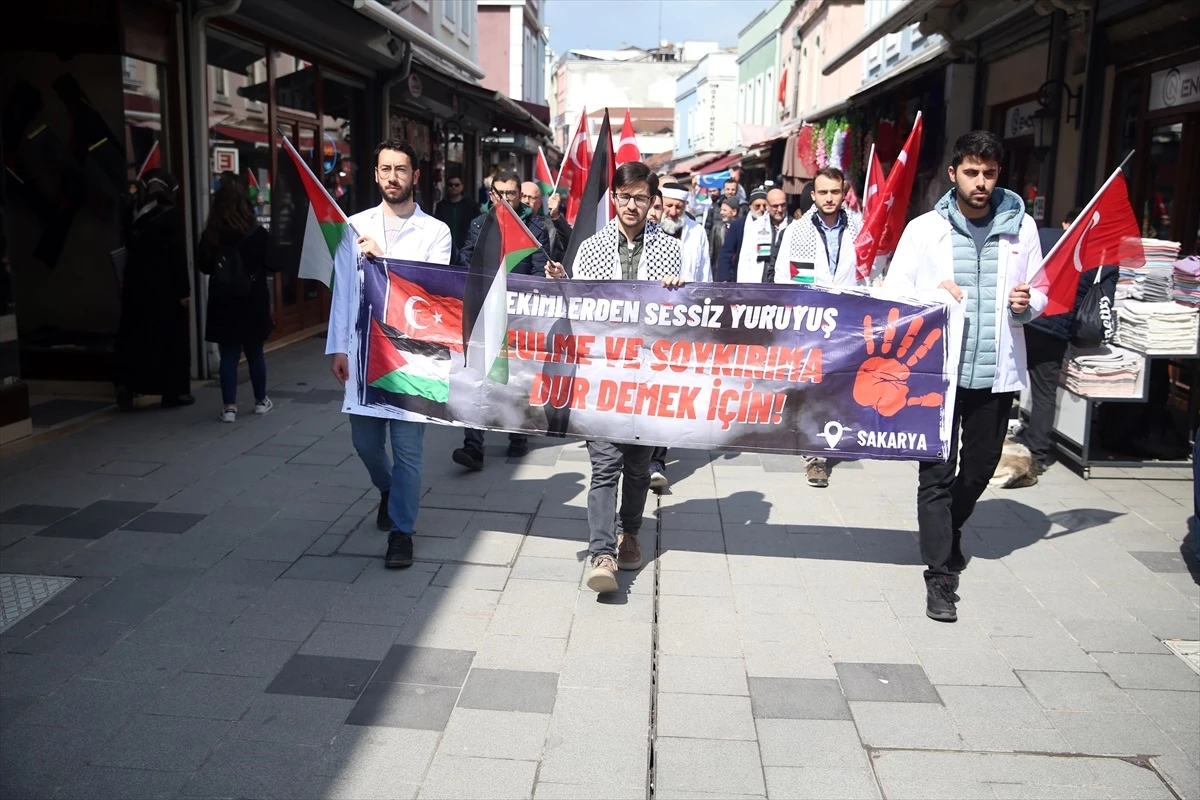 Sakarya'da Hekimler ve Sağlık Çalışanları İsrail'in Saldırılarını Protesto Etti