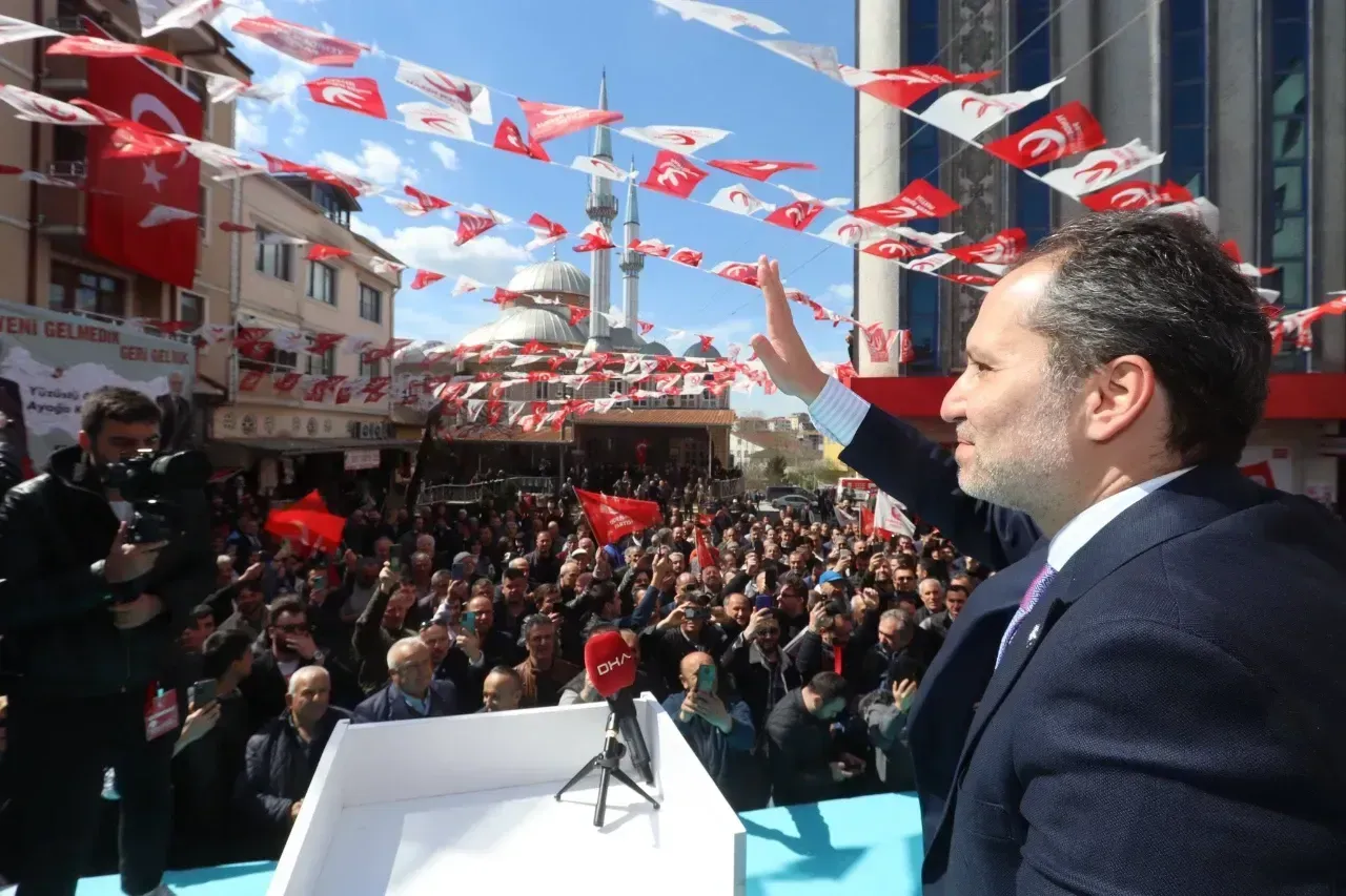 Yeniden Refah Partisi Genel Başkanı Fatih Erbakan, Sakarya'da Coşkulu Kalabalık Tarafından Karşılandı