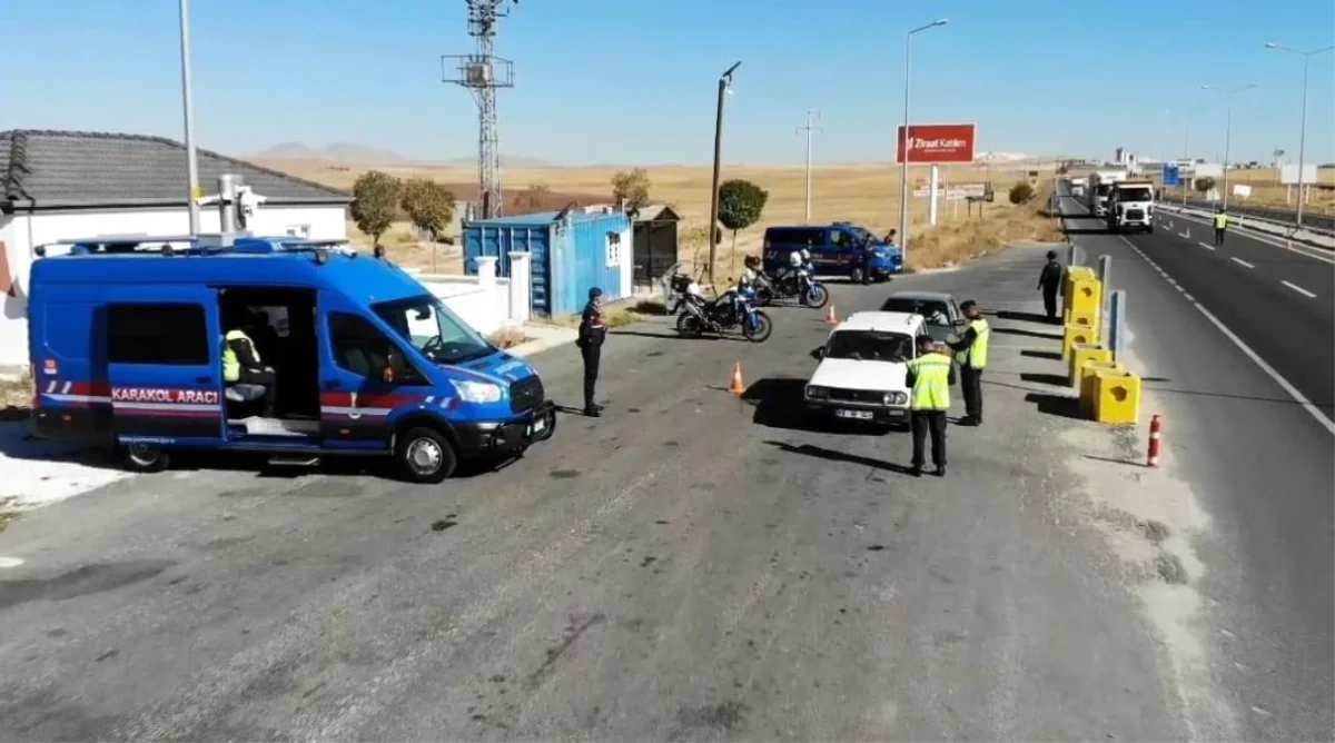 Aksaray'da trafik jandarması dronlarla kural ihlallerini tespit ediyor
