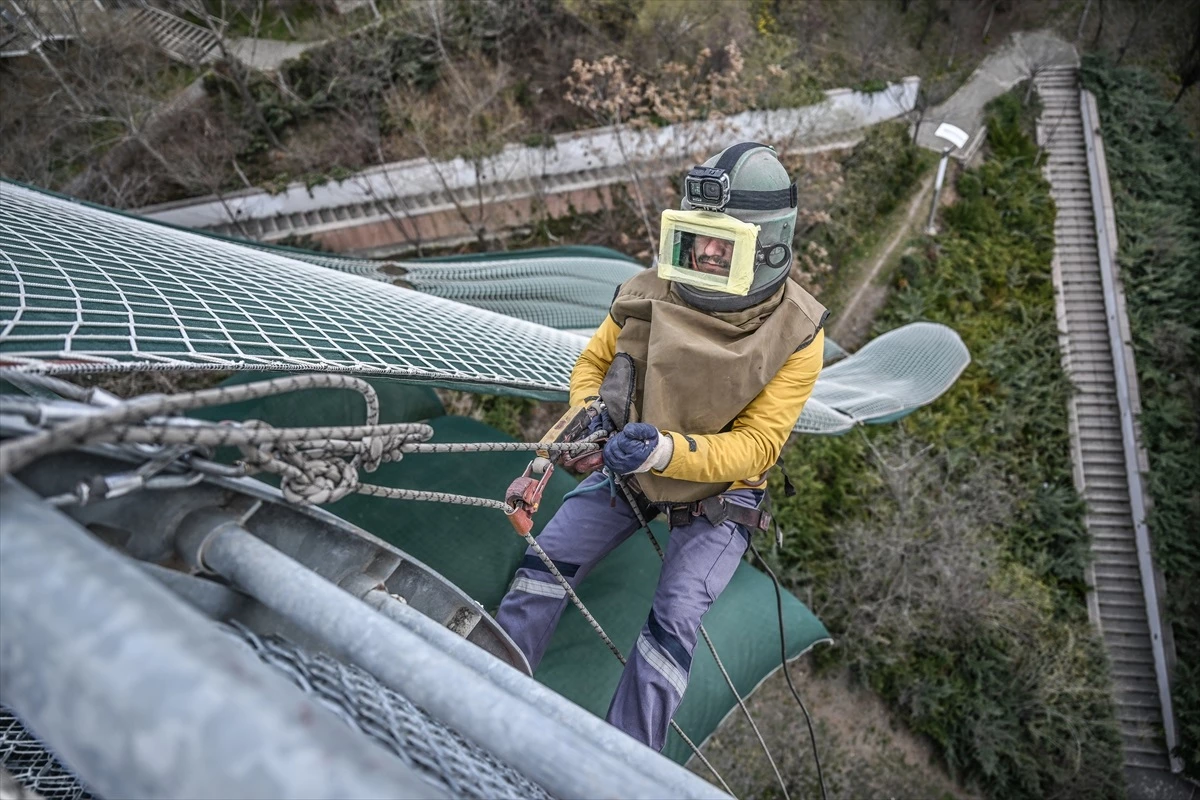 Endüstriyel Dağcılar Köprülerin Bakım-Onarımını Yapıyor