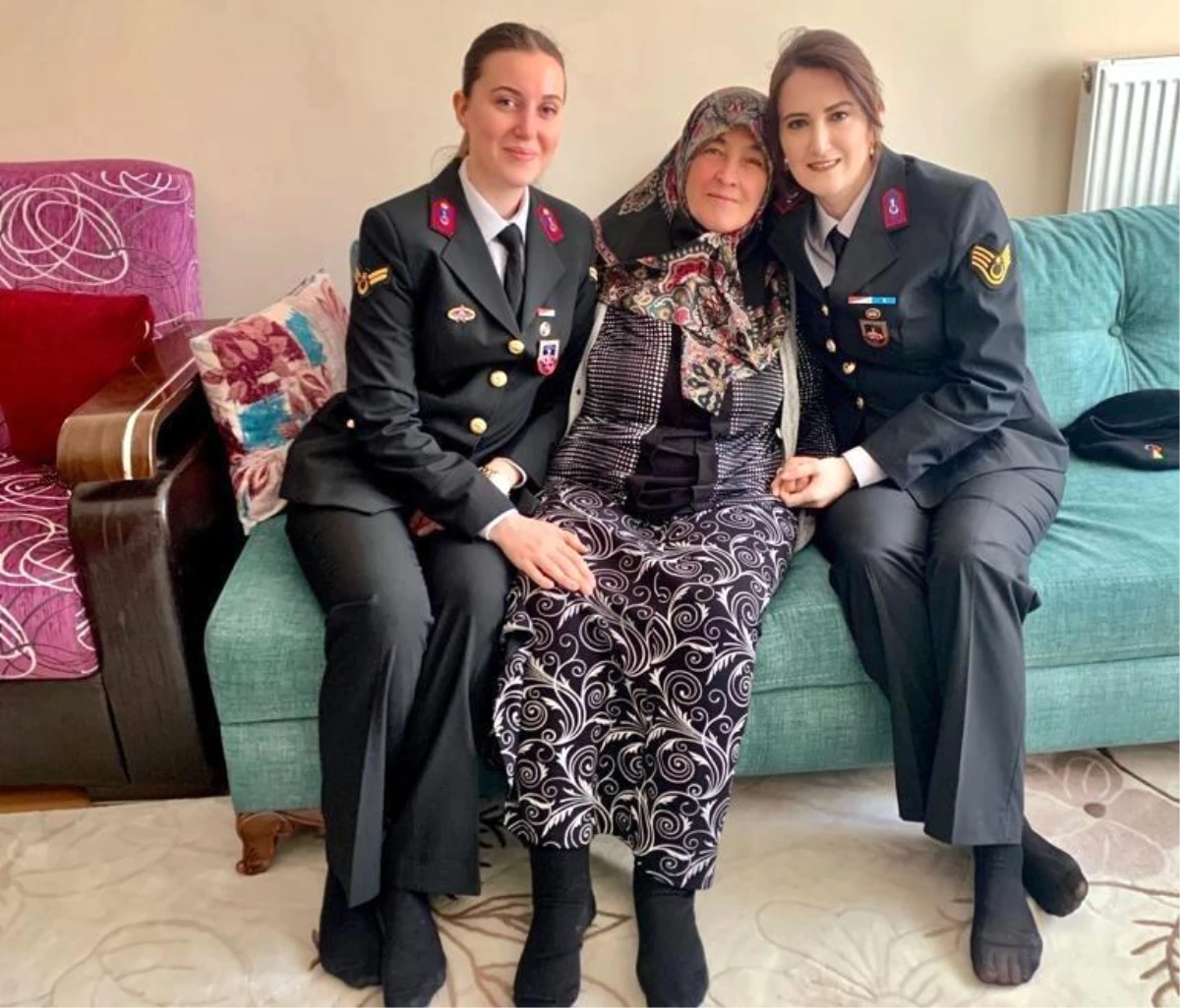 Kütahya İl Jandarma Komutanlığı, şehit J. Er Cengiz Erkul'un annesini ziyaret etti