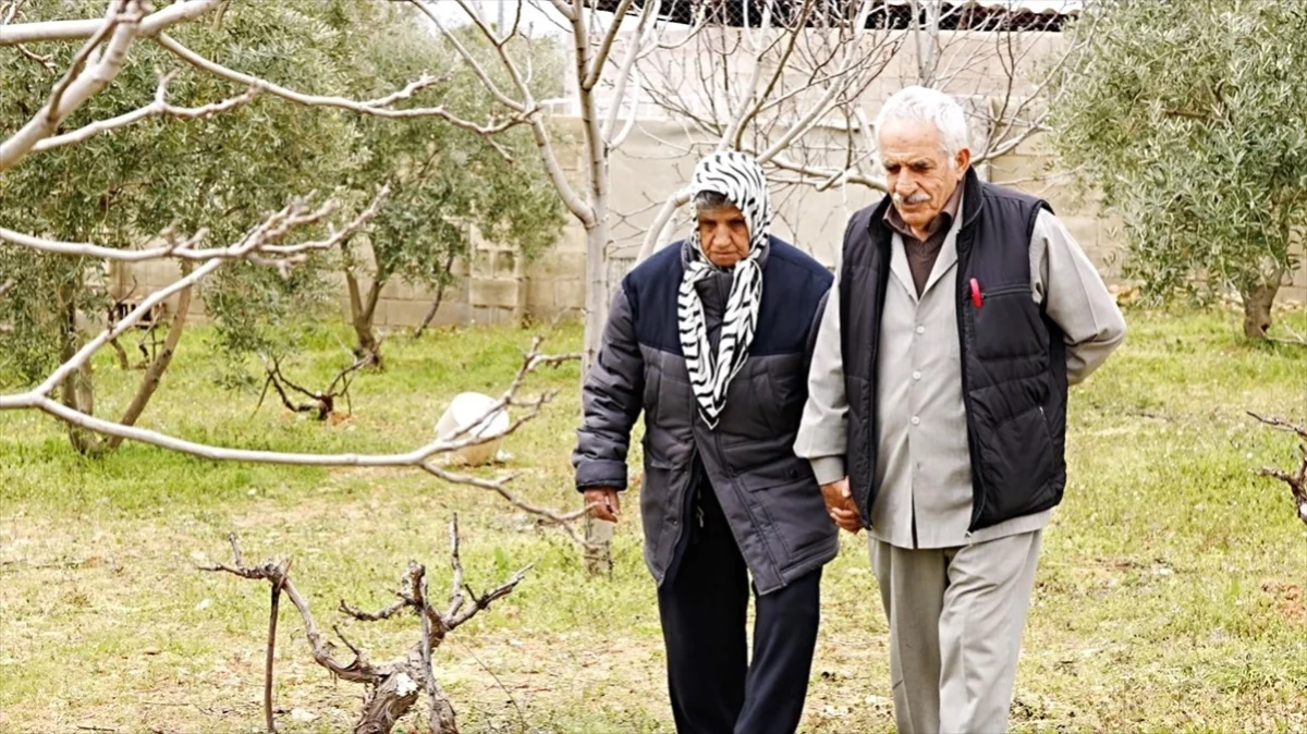 82 Yaşındaki Ahmet Kılavuz, Alzheimer Hastalığındaki Eşine Büyük Destek