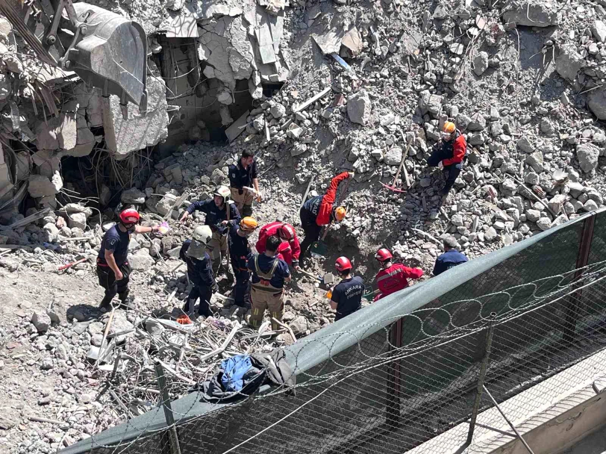 Ankara'da istinat duvarı çöktü: 1 işçiden acı haber