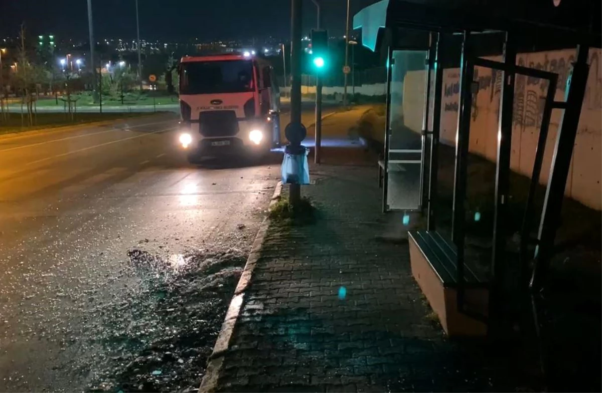 Küçükçekmece'de Polis İhtarına Uymayan Sürücü Otobüs Durağına Çarptı