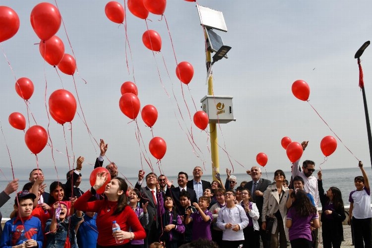 Mudanya'da otizm farkındalığı... Kırmızı balonlarla ışık yakıldı