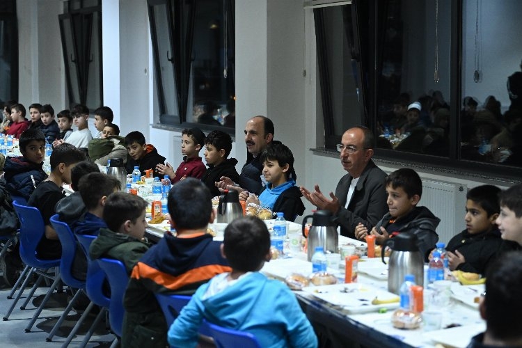 Konya'da başkanlar Hafızlık öğrencileriyle sahurda buluştu