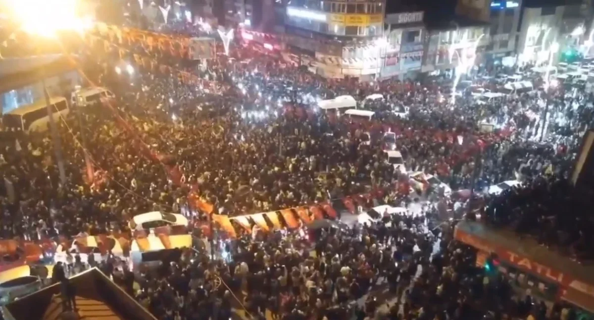 Van'da mazbata krizinin aşılmasından sonra protestolar, yerini sevinç gösterilerine bıraktı