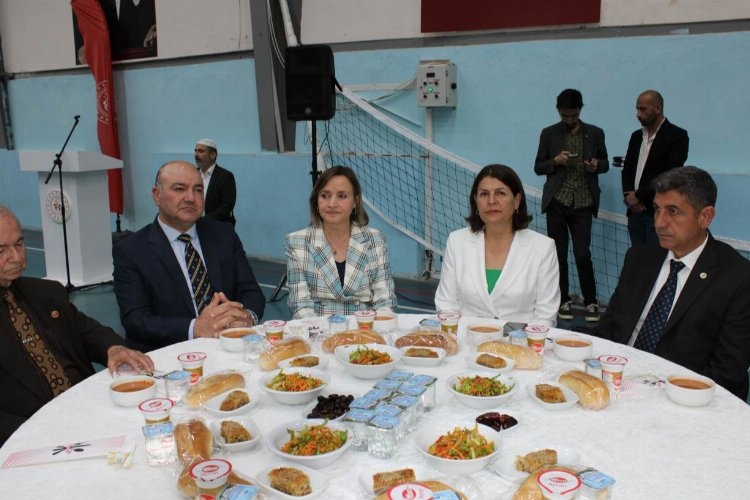 İzmir Foça'da Kaymakam Türköz'den iftar yemeği