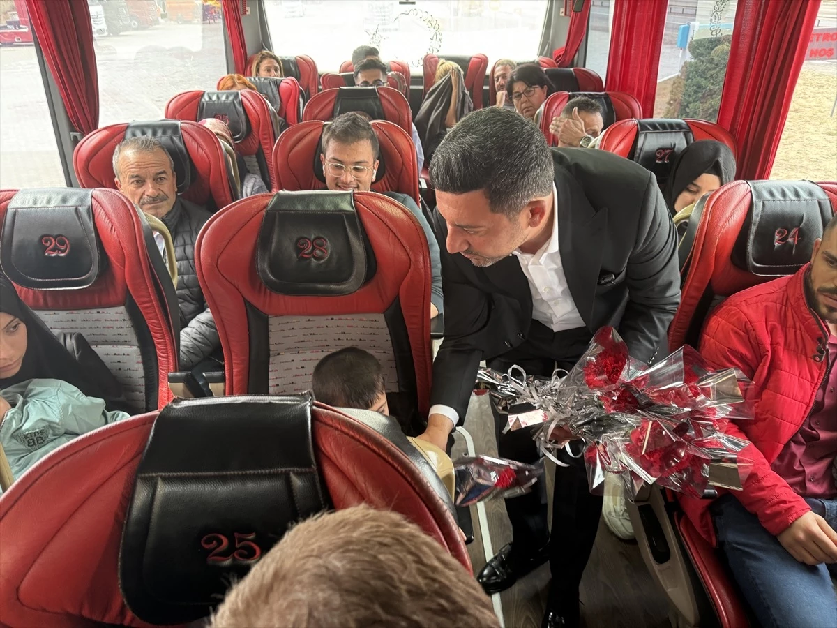 Nevşehir Belediye Başkanı Rasim Arı, Kapadokya'ya gelen turistleri karanfille karşıladı