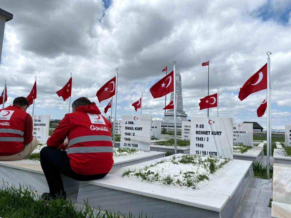 Türk Kızılayı Ağrı Şubesi Şehitler Haftası'nda şehitlik ziyareti gerçekleştirdi