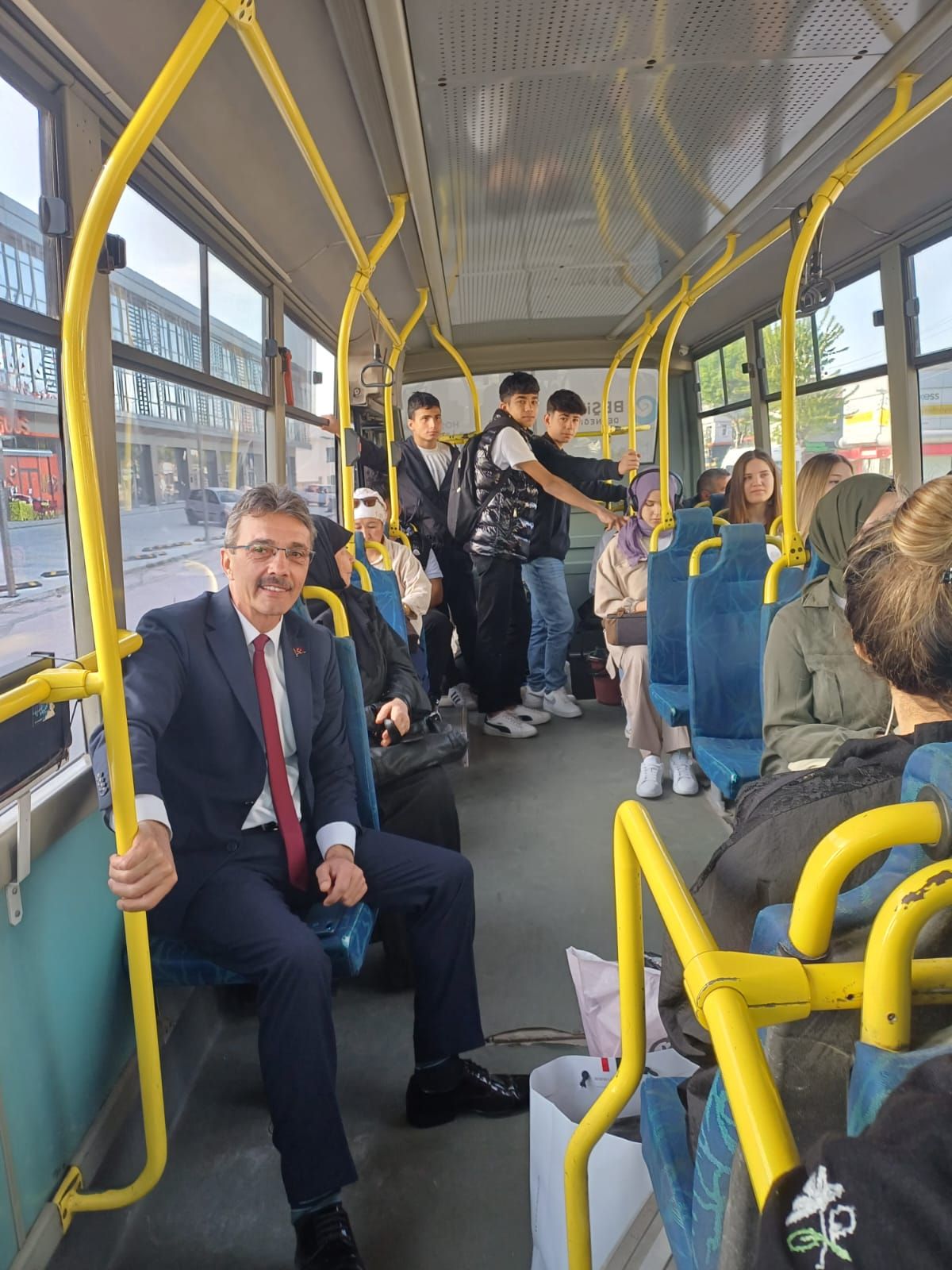 Başkan Dinç halk otobüsü kullanıyor!