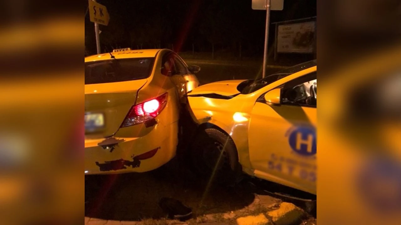 Karaman'da 2 ticari taksi kaza yaptı