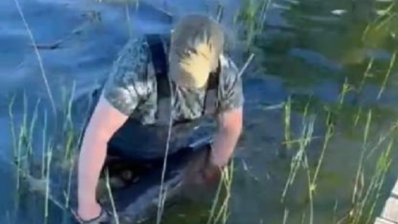 Sapanca Gölü'nde dev yayın balığı yakaladı