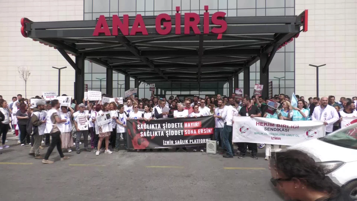 İzmir'de sağlık çalışanları saldırıya tepki göstererek iş bıraktı