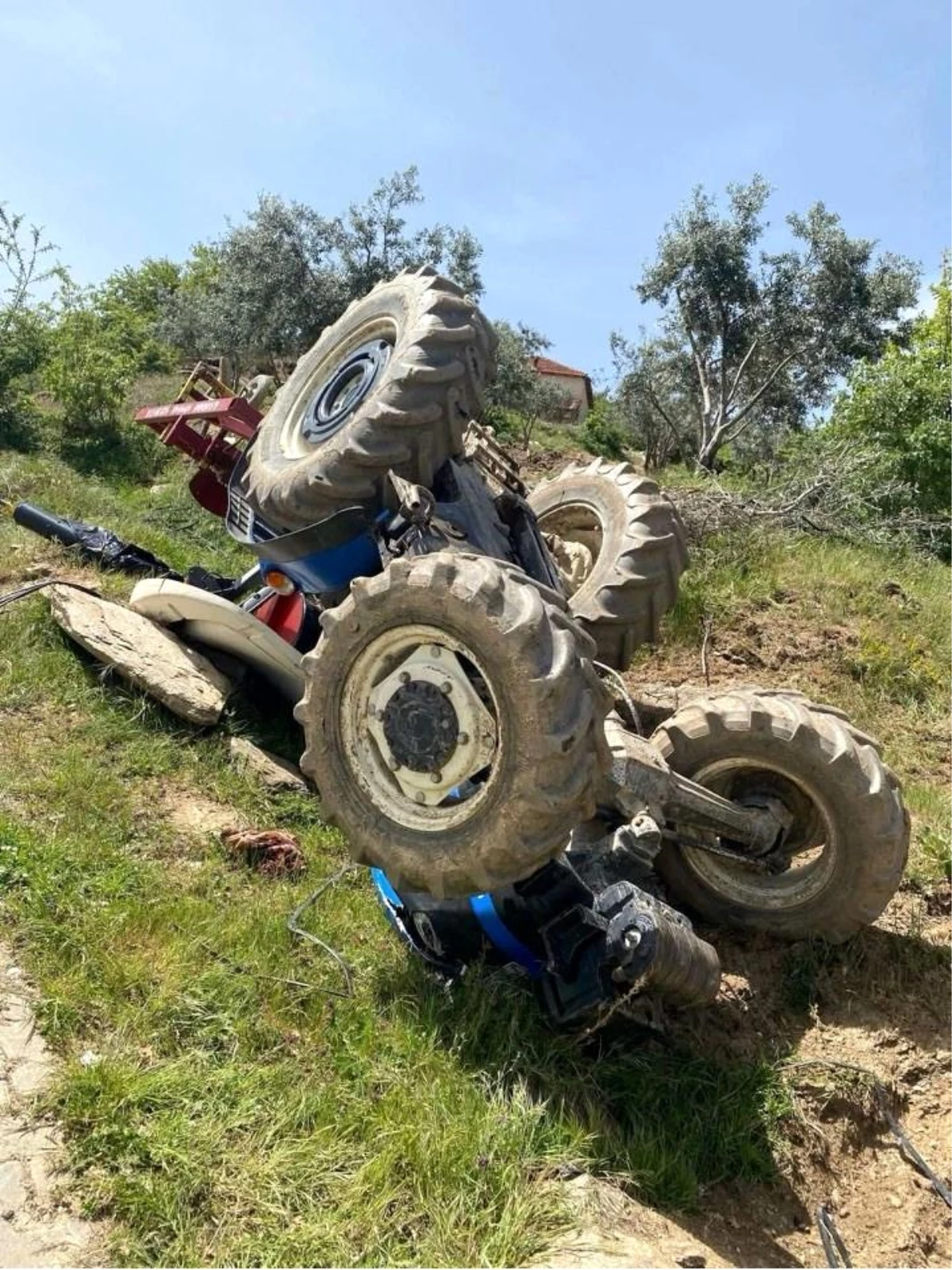 Salihli'de traktör devrildi, sürücü yaralandı