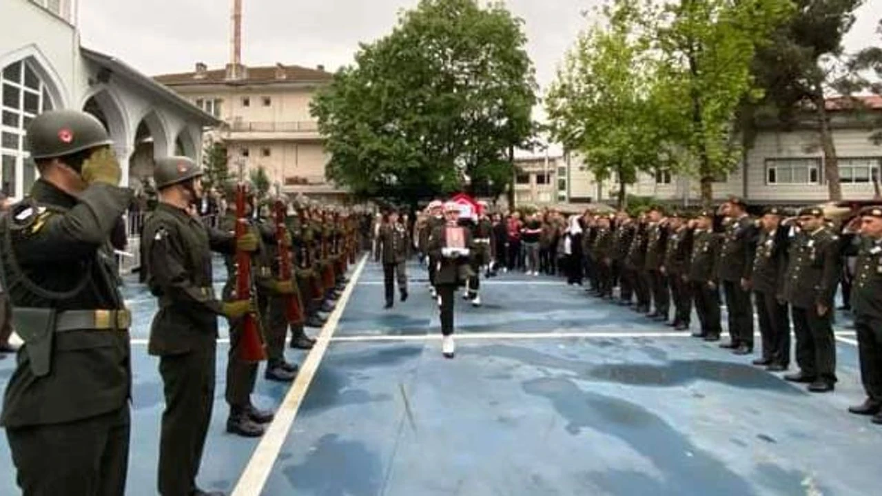 Vefat eden emekli astsubaya askeri tören