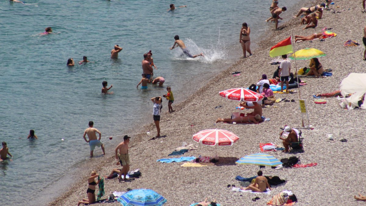 Antalya'da turistler sahilleri doldurdu