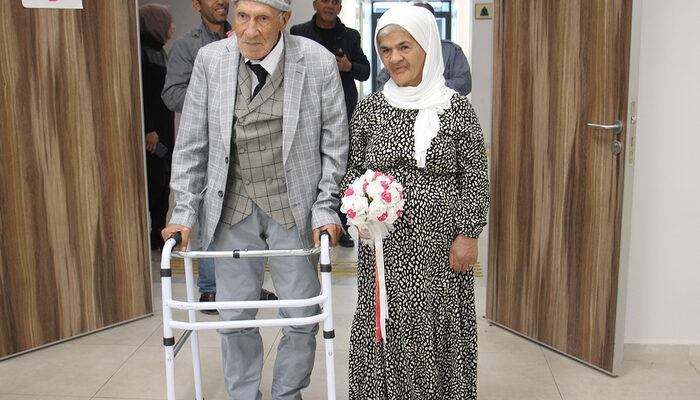86 yaşındaki Duran dedeyle 65 yaşındaki Elmas teyze muradına erdi: 33 yıldır bugünü bekliyorum