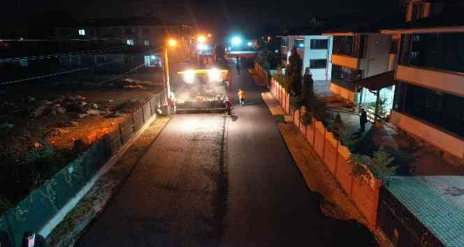 Akyazı'da asfalt çalışmaları gece-gündüz sürüyor