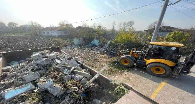 Akyazı'da metruk binalar yıkılıyor