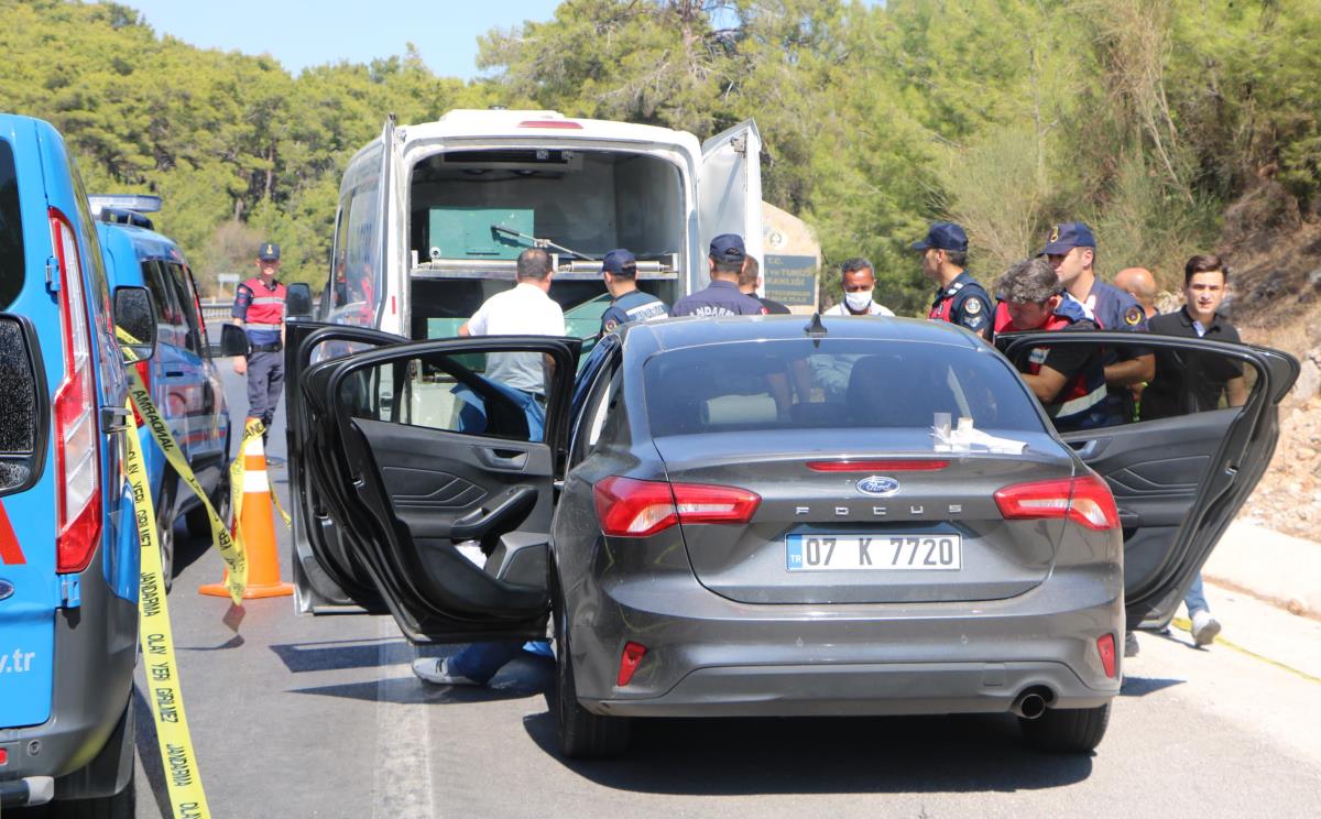 Antalya'da bir kişi otomobilinde boğazı kesilmiş halde bulundu! Araçtan yüklü miktarda döviz çalınmış