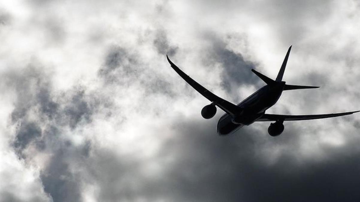 Antalya'da inişe geçen yolcu uçağına yıldırım isabet etti! Korku dolu anları yolcular kaydetti