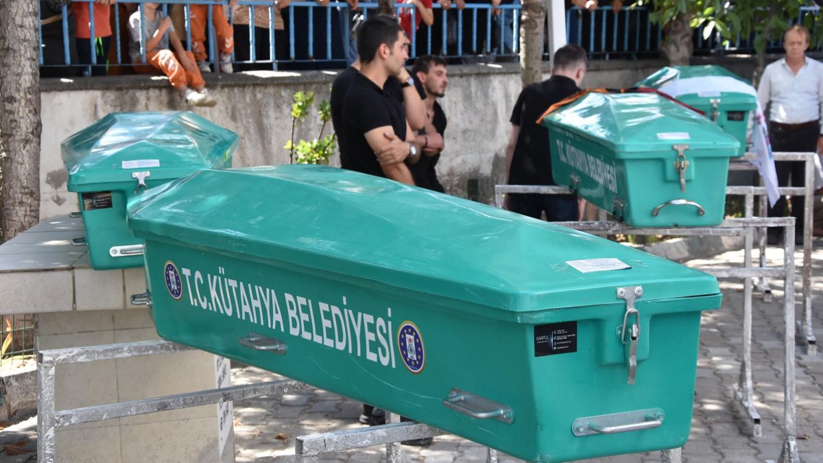 Antalya'da tır kazasında ölen 4 kişilik aile, Kütahya’da toprağa verildi