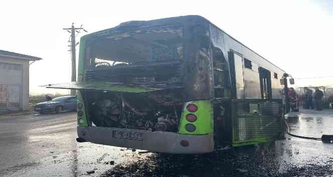 Belediye otobüsünün motor kısmında çıkan yangın söndürüldü