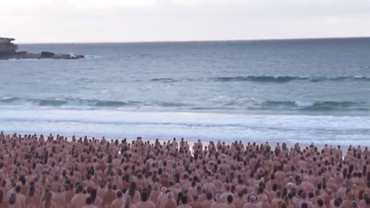 Binlerce kişi çırılçıplak sahile koştu! Hepsinin tek bir amacı var